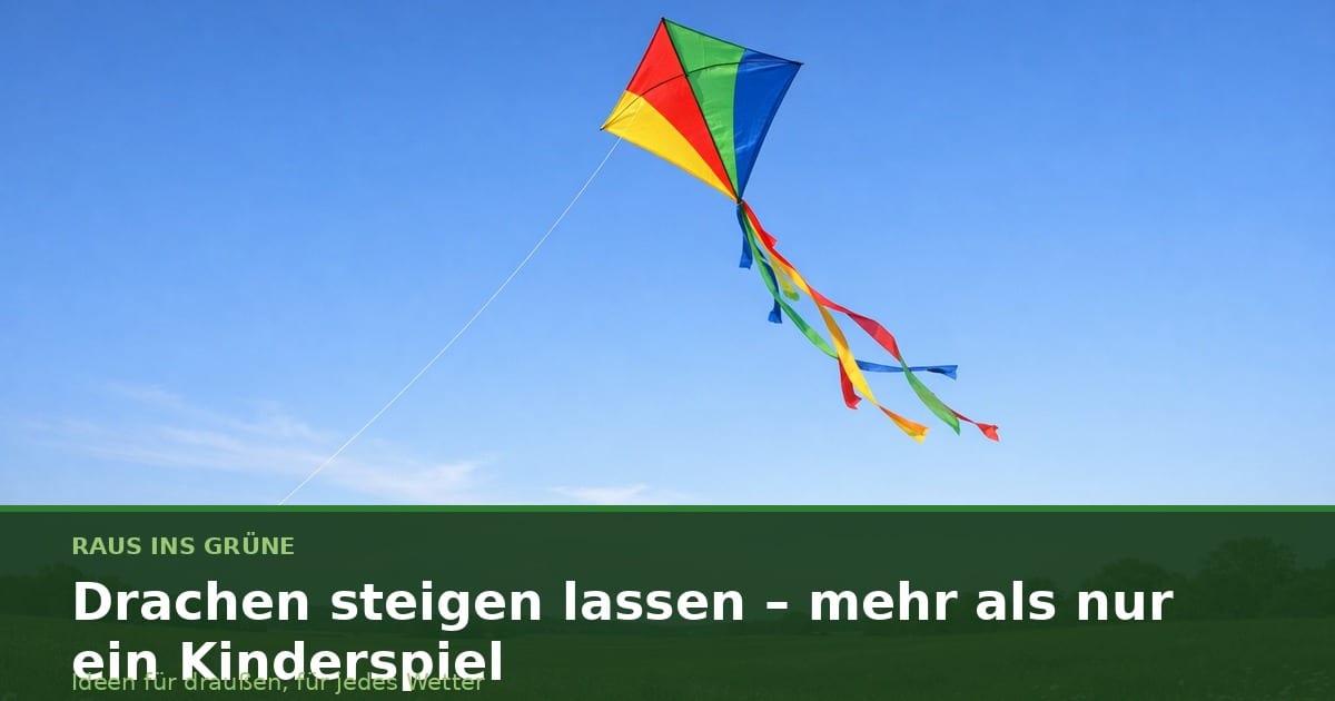 Bunter Drachen über grüner Wiese vor klarem blauem Himmel.