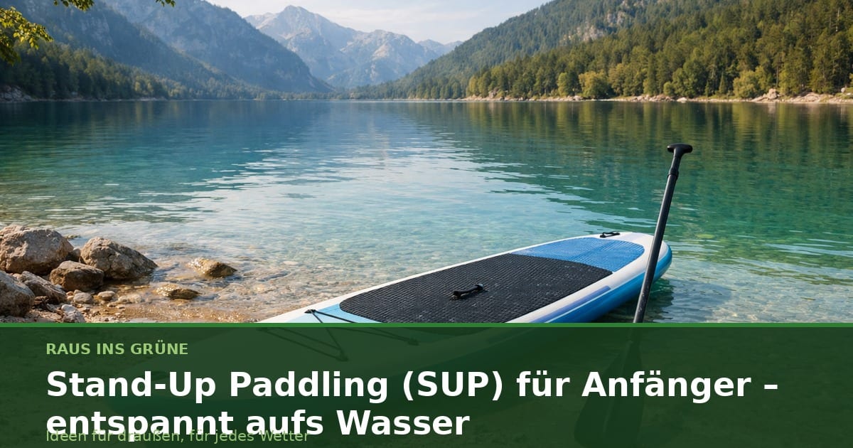 SUP-Board mit Paddel am Ufer eines ruhigen türkisfarbenen Sees